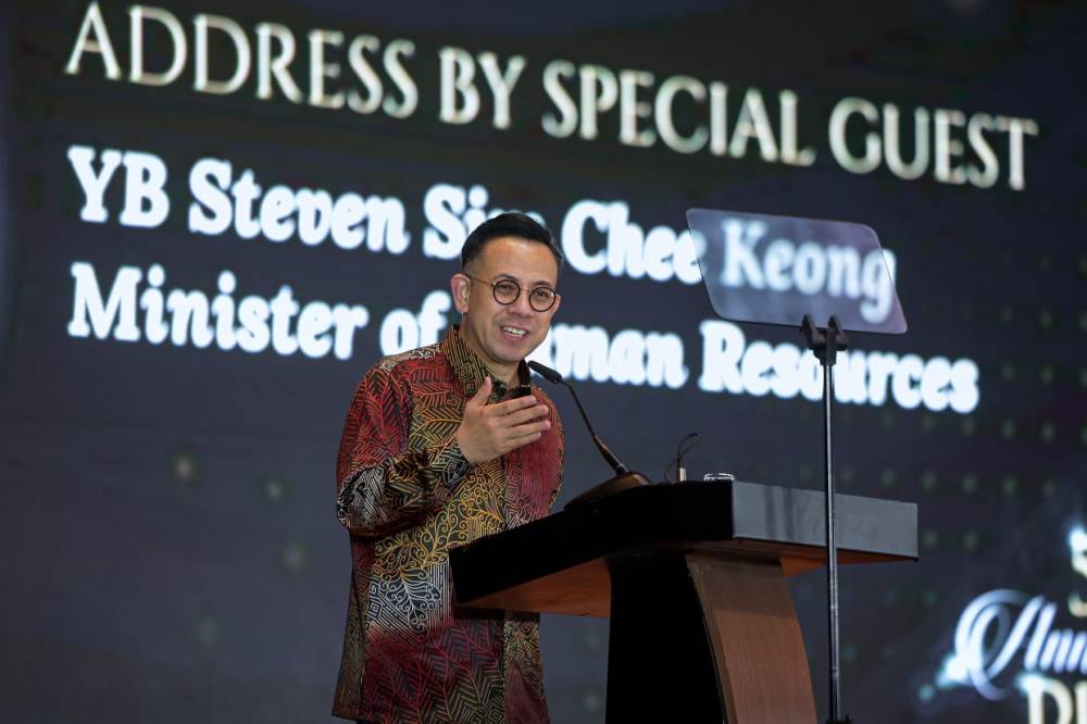 БОЛЕЕ 620 000 РАБОЧИХ МЕСТ В МАЛАЙЗИИ ПОДВЕРГНУТСЯ ВЛИЯНИЮ ИИ, ЦИФРОВИЗАЦИИ И ЗЕЛЕНОЙ ЭКОНОМИКИ В БЛИЖАЙШИЕ 3–5 ЛЕТ