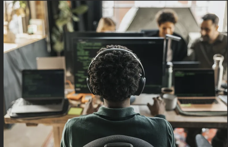 Kỹ sư AI thành tư vấn viên với mức thù lao 900 USD/giờ, vượt xa Big Four