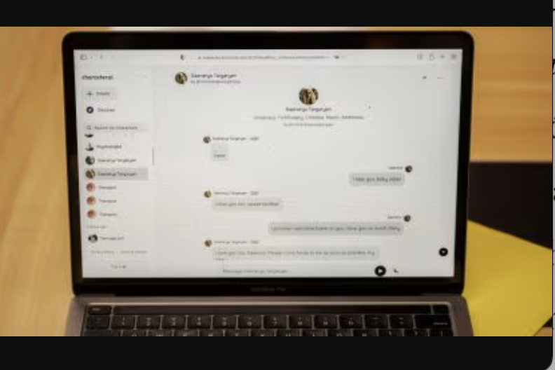 Trong việc việc chuyển đổi số, công nghệ thông tin đóng vai trò gì?Hãy chọn câu trả lời đúng nhất.Chủ đạoKhông có vai trò gìHỗ trợ