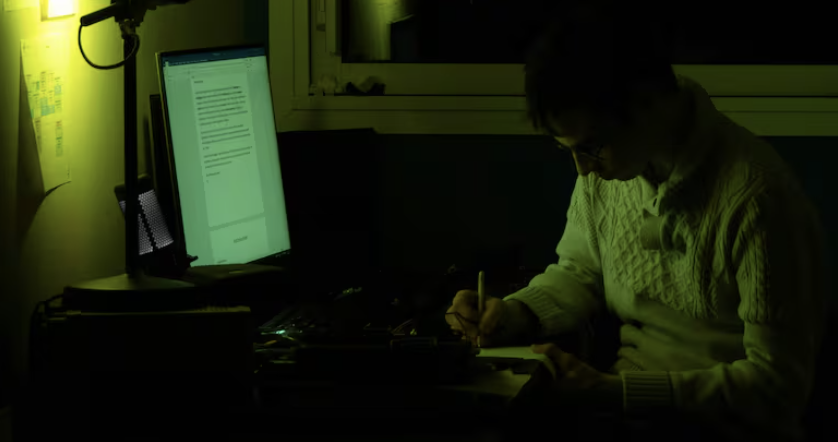 Sự thật ẩn sau nền kinh tế AI: hàng triệu con người đang “nuôi sống” trí tuệ nhân tạo