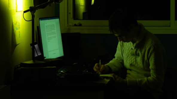 Sự thật ẩn sau nền kinh tế AI: hàng triệu con người đang “nuôi sống” trí tuệ nhân tạo