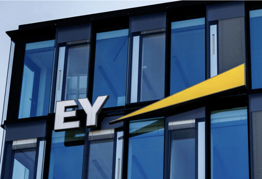 EY phá bỏ thăng tiến truyền thống, AI quyết định ai được lên chức nhanh hơn